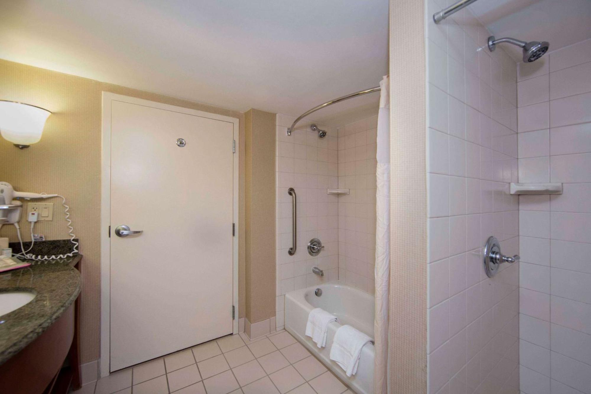 Courtyard By Marriott Downtown Hotel 3*
