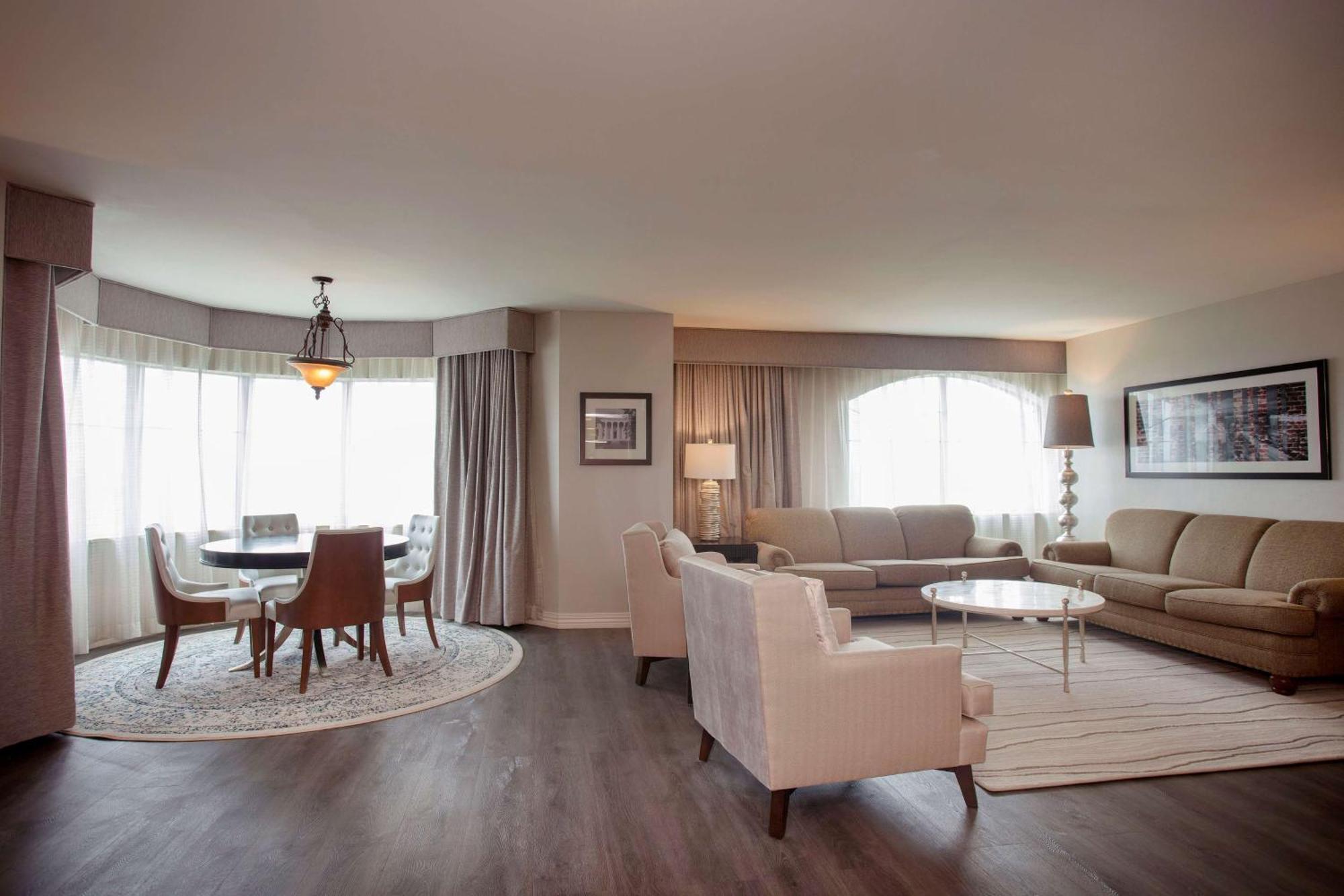Courtyard By Marriott Downtown Hotel