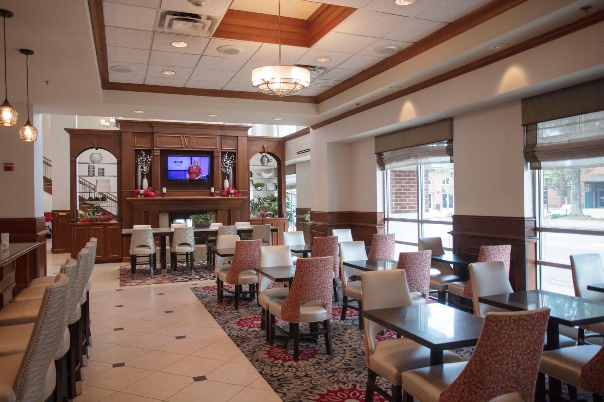 Courtyard By Marriott Downtown Hotel