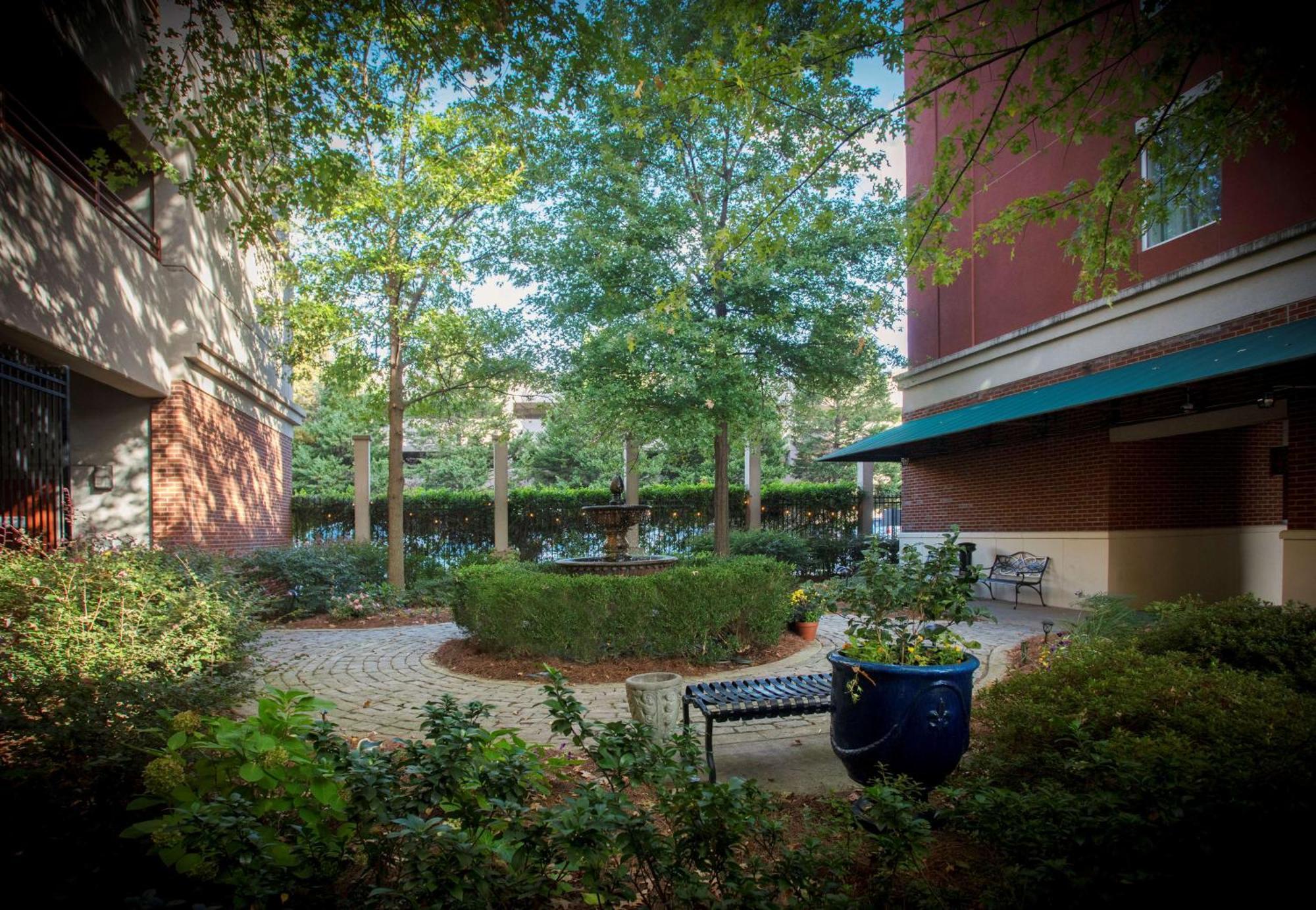 Courtyard By Marriott Downtown Hotel