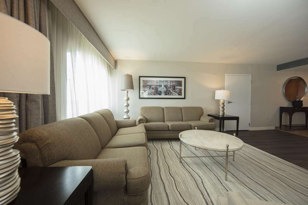 Courtyard By Marriott Downtown Hotel
